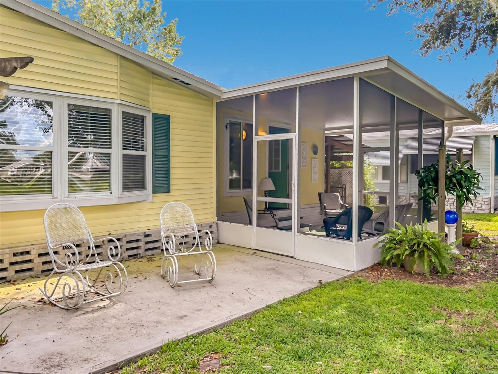 Outdoor patio is also available for you to enjoy the views and create an outdoor dining area while overlooking the golf course - 218 COVENT GARDEN AVE, DAVENPORT
