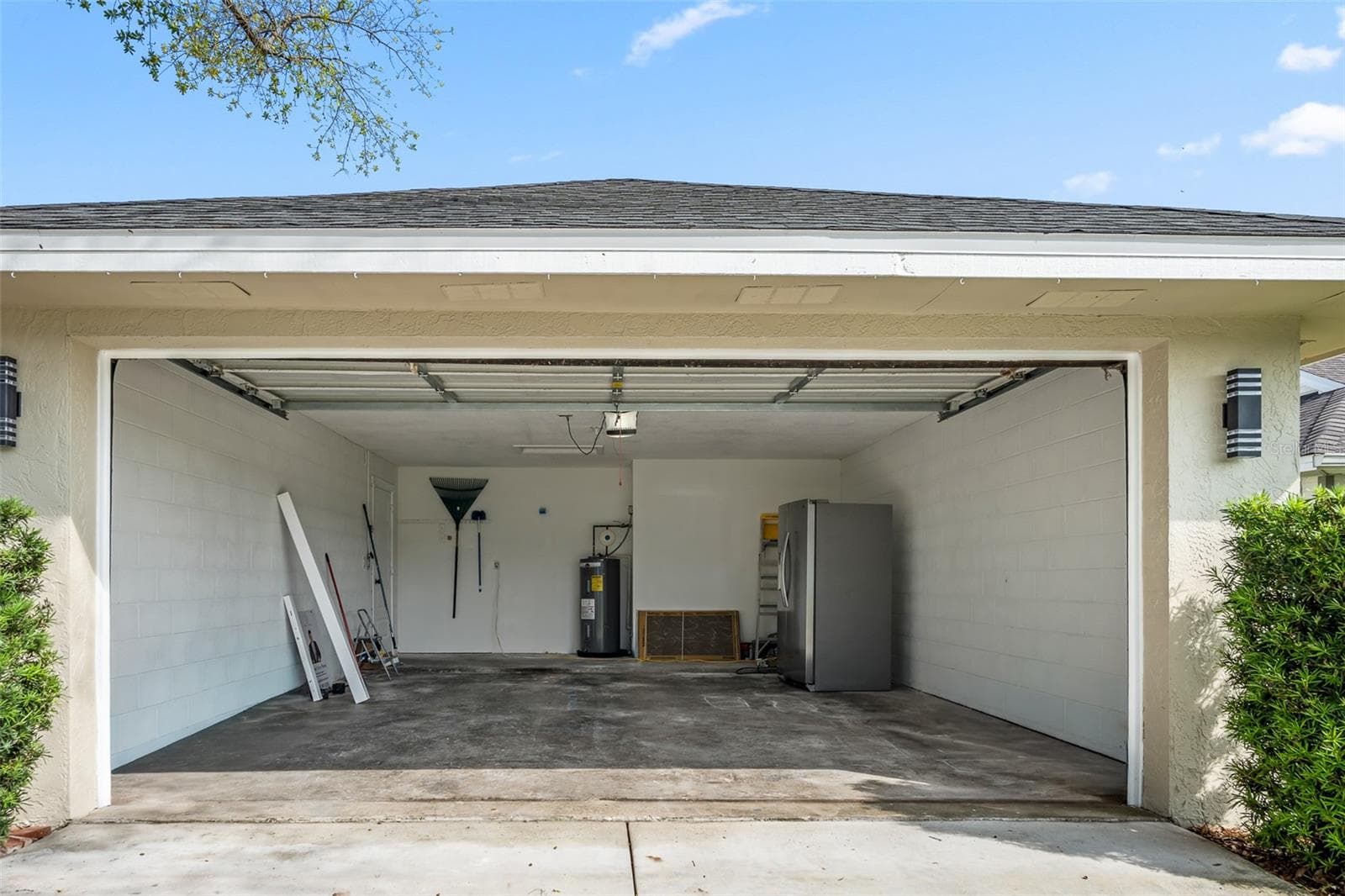 Single Family Residence at 7131 HOLLOWELL DR, TAMPA, photo 41 of 47