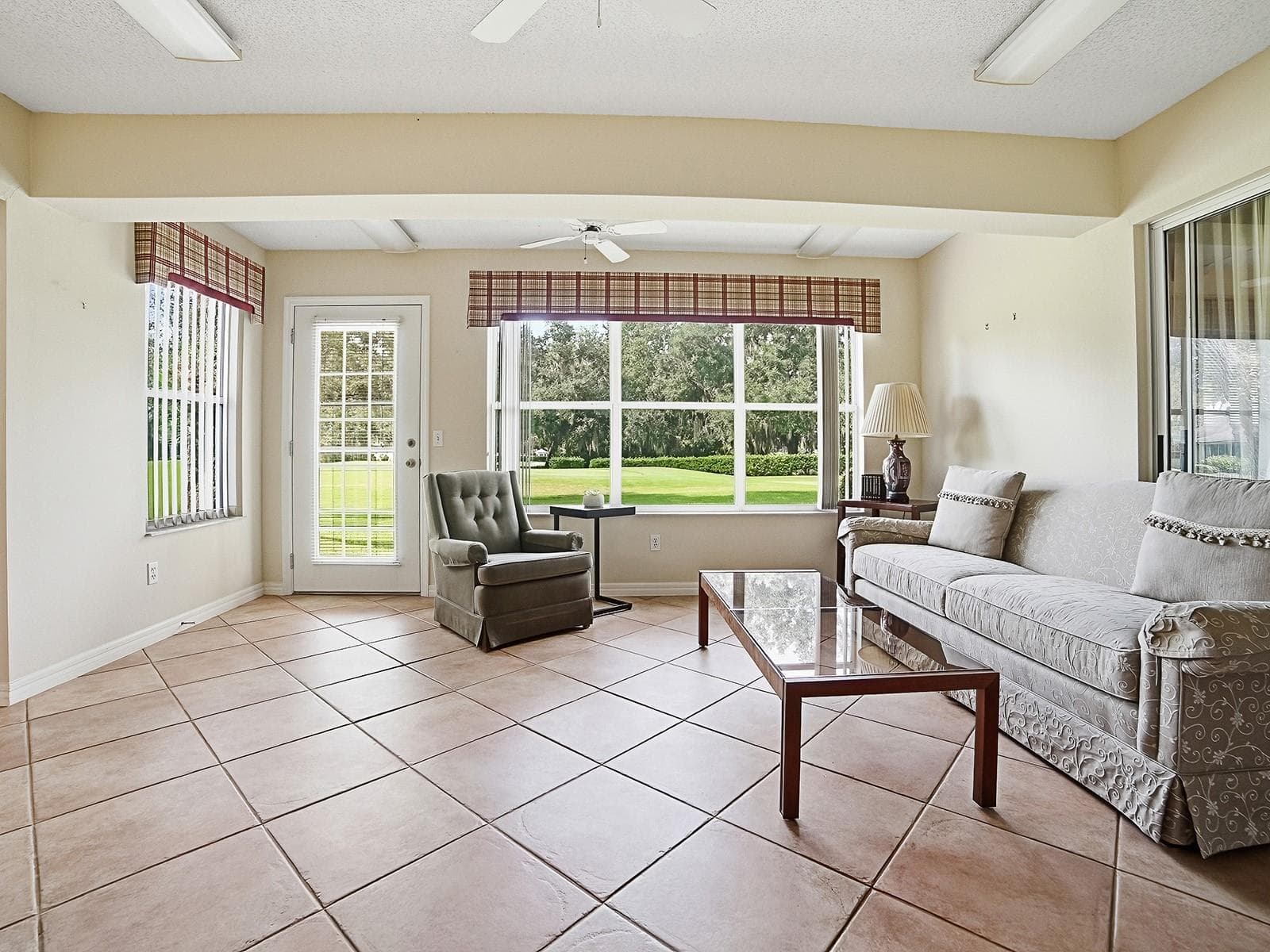 LARGE AND ENCLOSED LANAI TO ENJOY THE VIEW - 32543 OAK PARK DR, LEESBURG