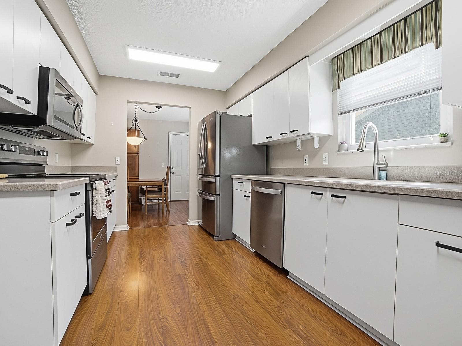 KITCHEN WITH NEWER STAINLESS STEEL APPLIANCES - 32543 OAK PARK DR, LEESBURG
