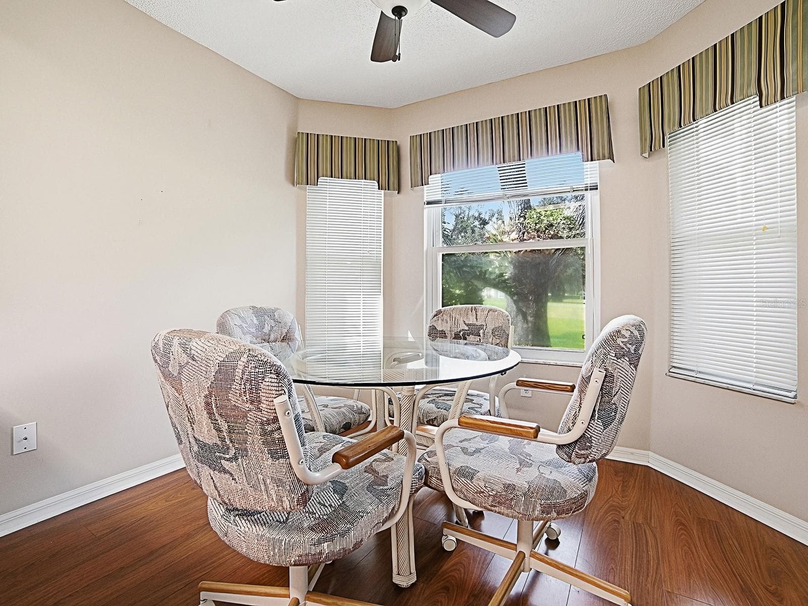 NATURAL LIGHT SHINES THROUGH YOUR EAT IN DINING AREA - 32543 OAK PARK DR, LEESBURG