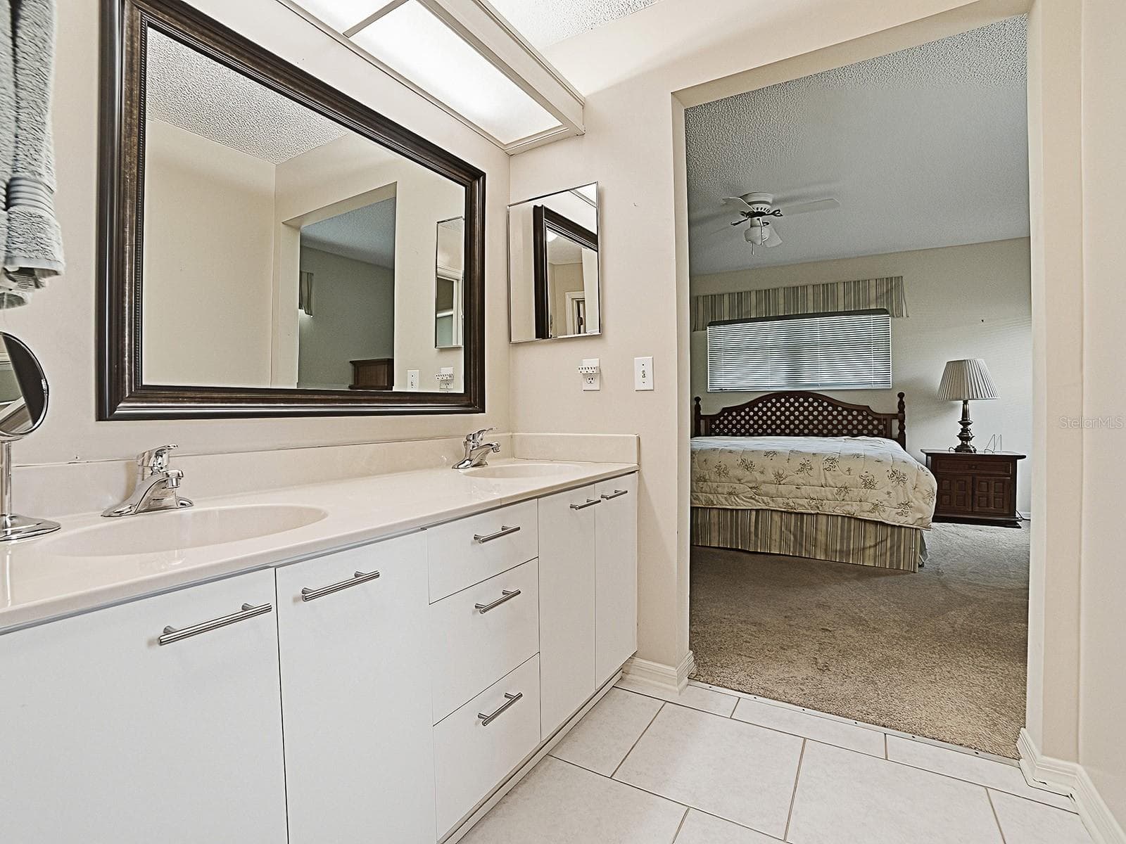 PRIMARY BATHROOM WITH DUAL SINKS - 32543 OAK PARK DR, LEESBURG