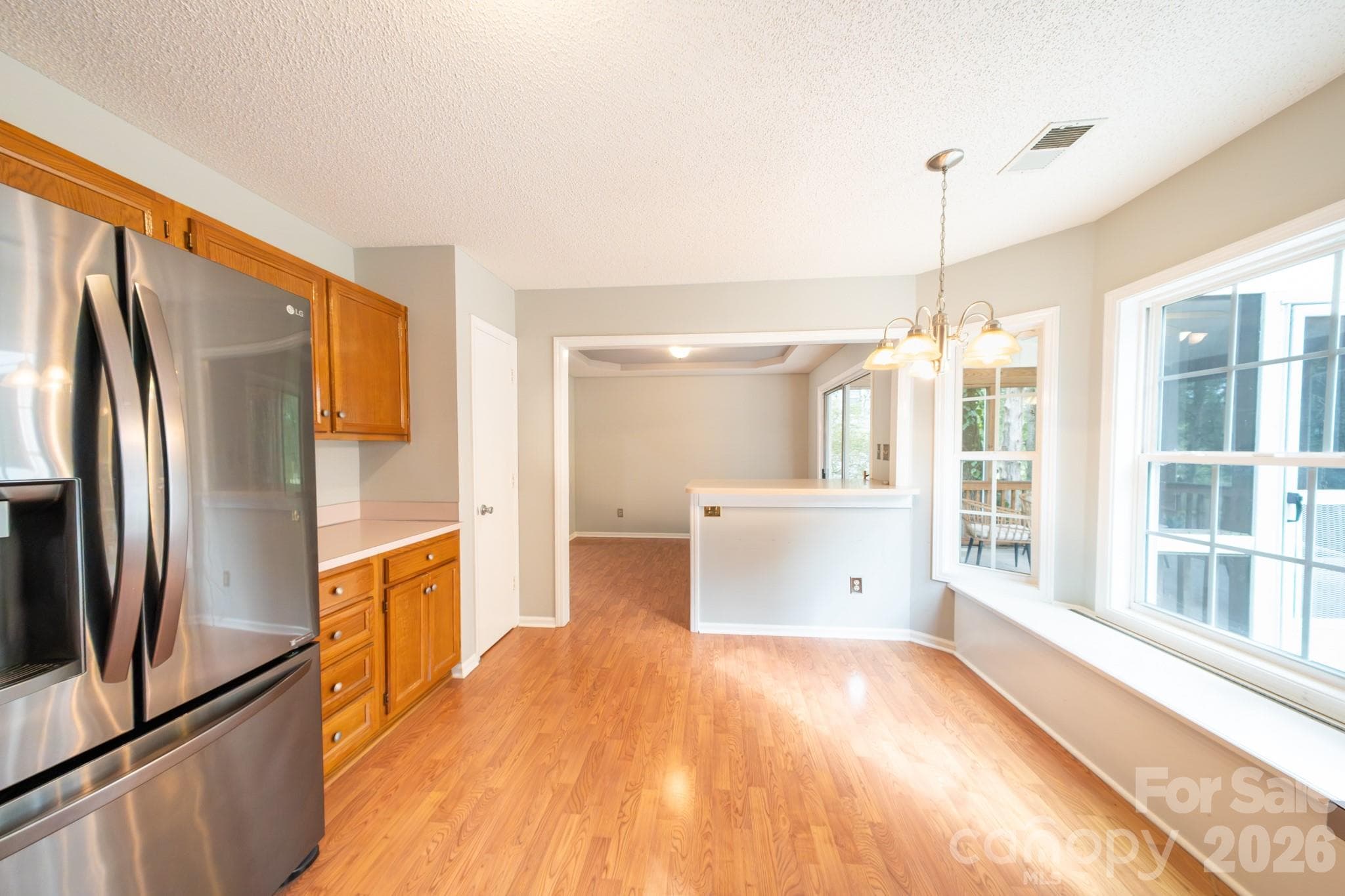 Eat-in kitchen with breakfast bar - 13836 Poppleton Court, Charlotte