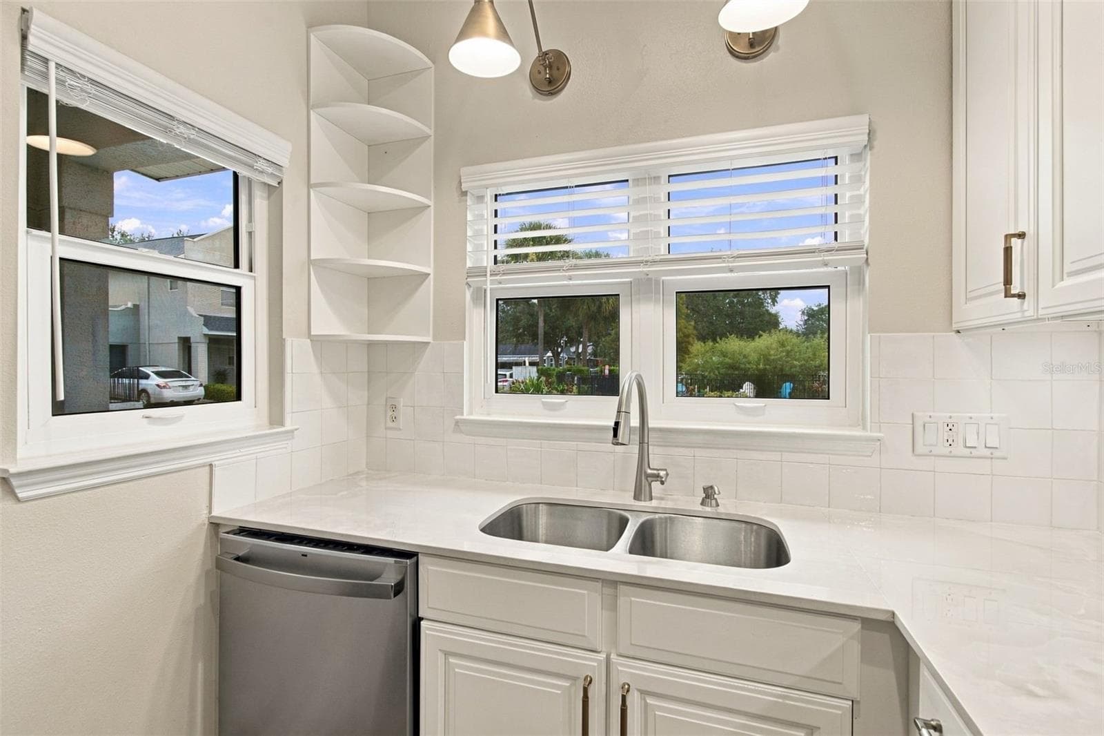 Renovated Kitchen with View to the pool - 5303 POINT PLEASANT LN, TAMPA