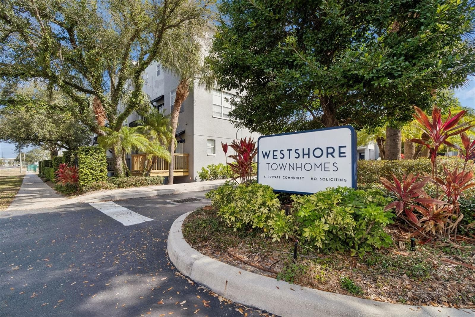 Community Entrance - 5303 POINT PLEASANT LN, TAMPA