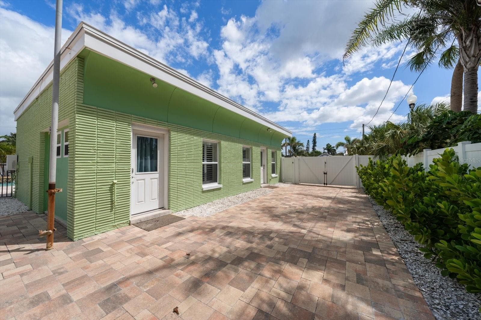 Furnished one bedroom with pool views - 1512 GULF BLVD, INDIAN ROCKS BEACH