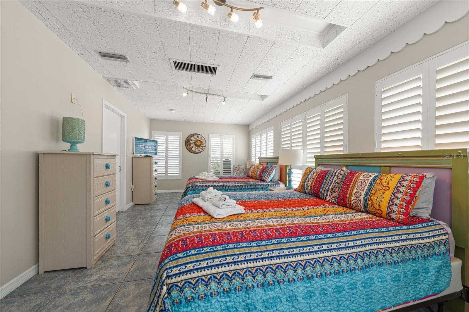 1 bedroom-Large bedroom with double beds - 1512 GULF BLVD, INDIAN ROCKS BEACH