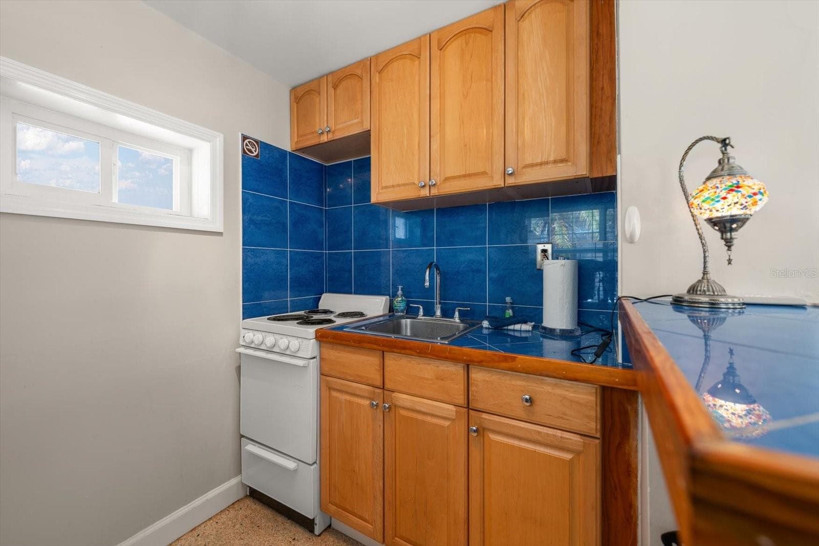 Efficiency apartment kitchen - 1512 GULF BLVD, INDIAN ROCKS BEACH