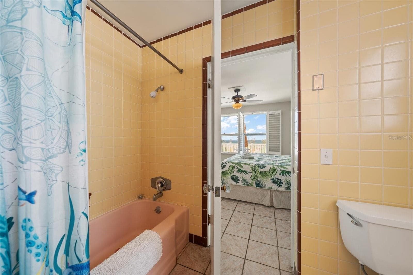 Adjoining bathroom - 1512 GULF BLVD, INDIAN ROCKS BEACH