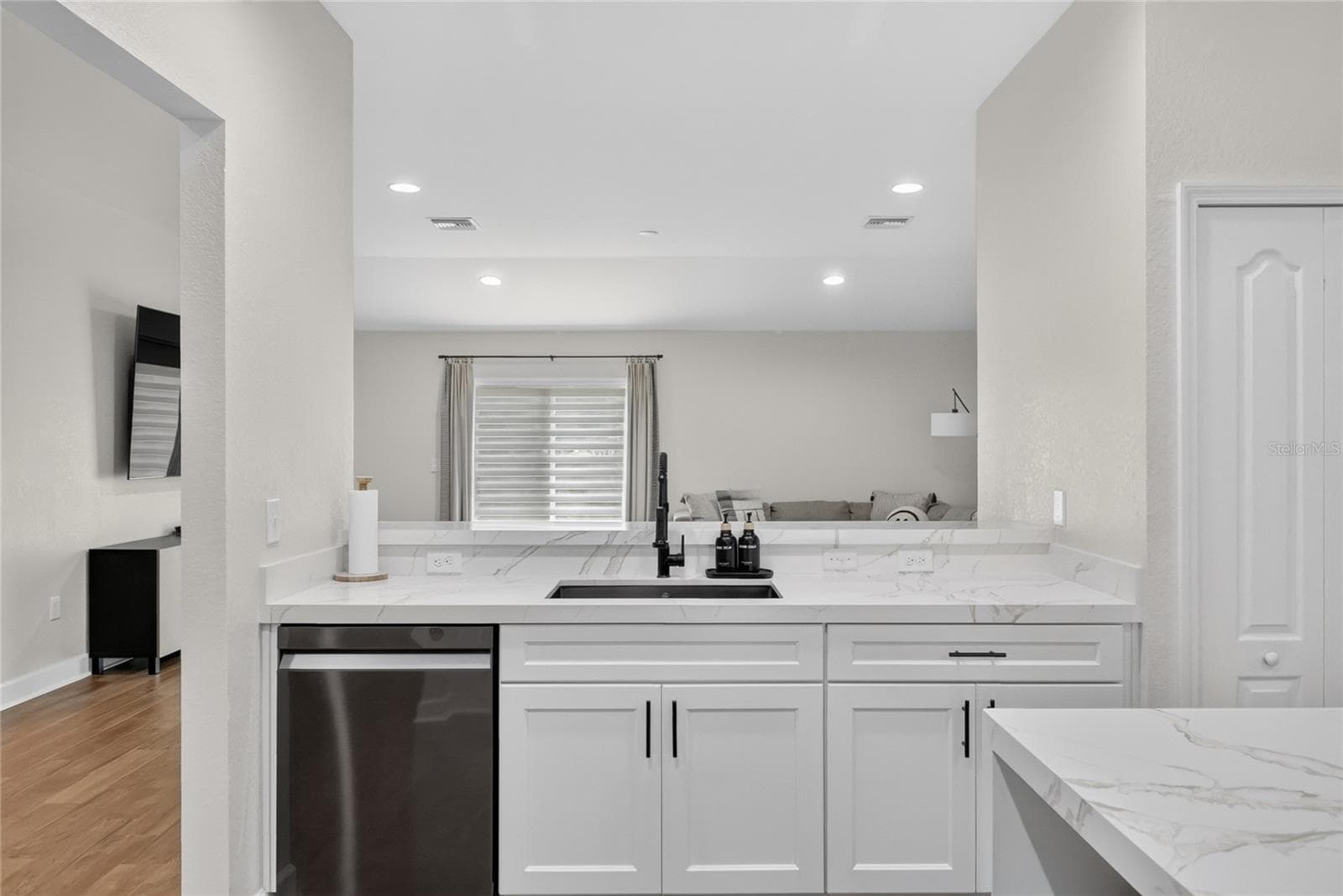 Lots of cabinet space and counter space - 5020 MOSS HAMMOCK TRL, SEBRING