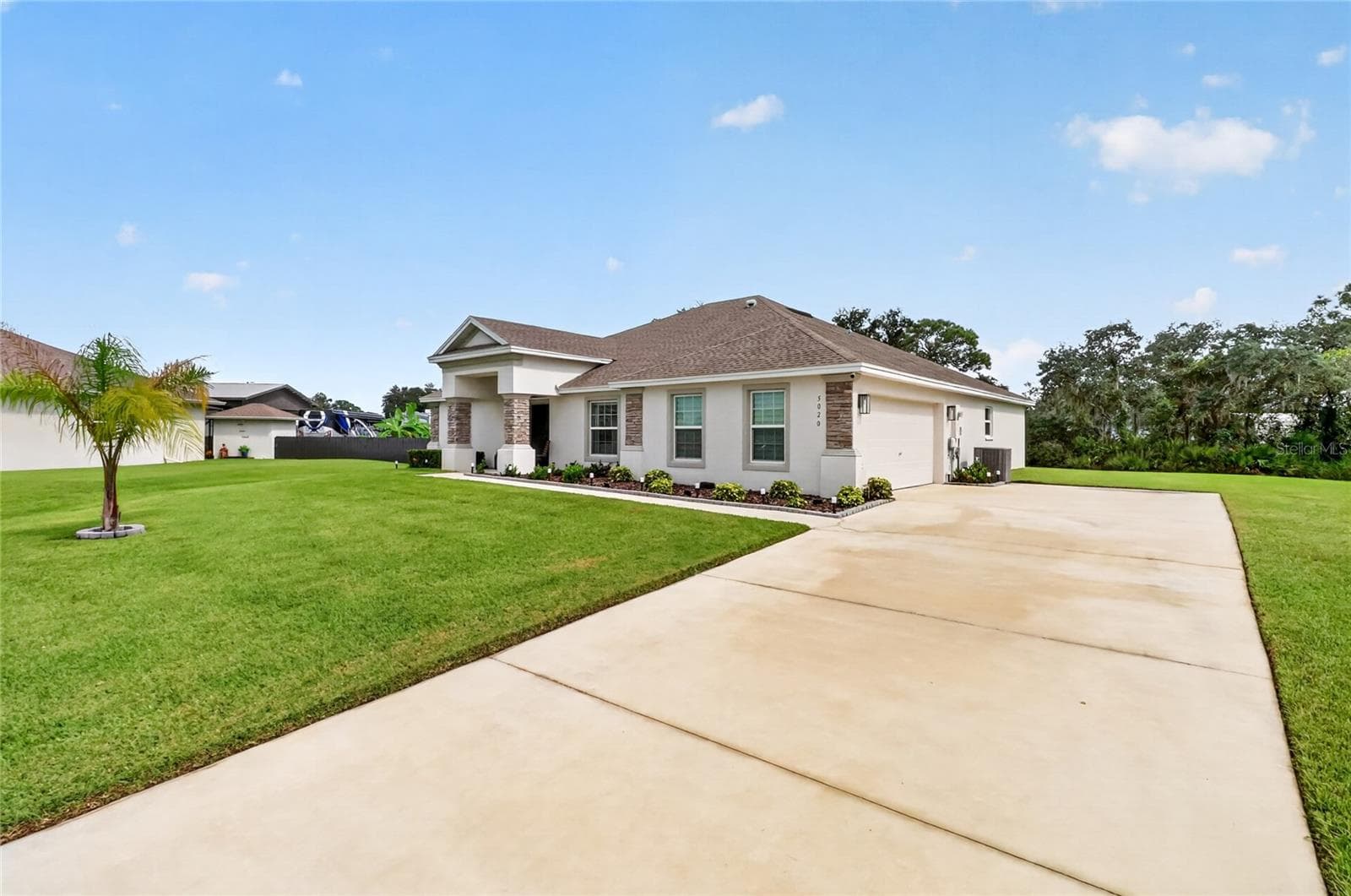 Plenty of room to park your cars and there is a nice side-facing garage - 5020 MOSS HAMMOCK TRL, SEBRING