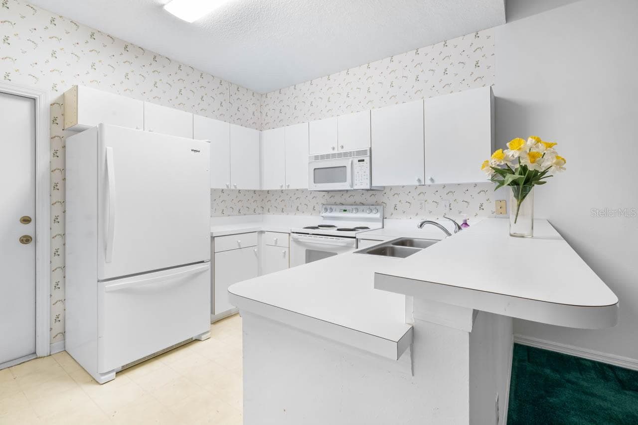 Kitchen with door leading to the garage - 2617 NEWCOMB CT, SUN CITY CENTER