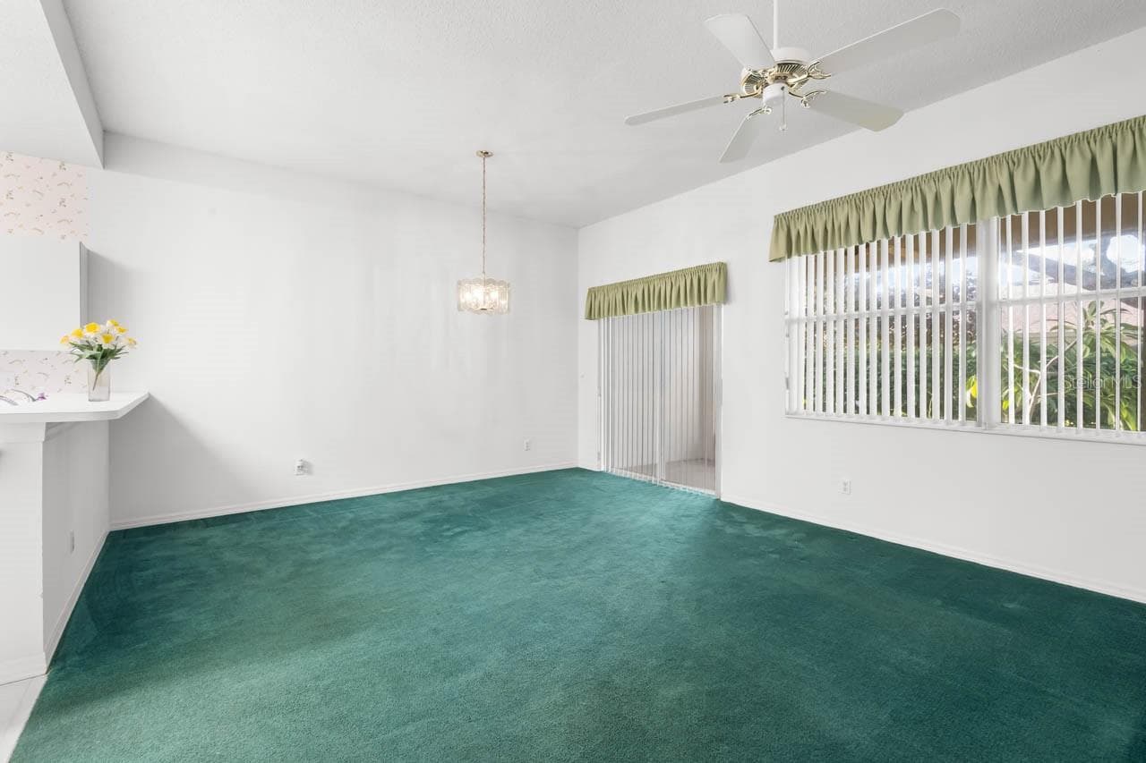 Great room with sliders to screened lanai - 2617 NEWCOMB CT, SUN CITY CENTER