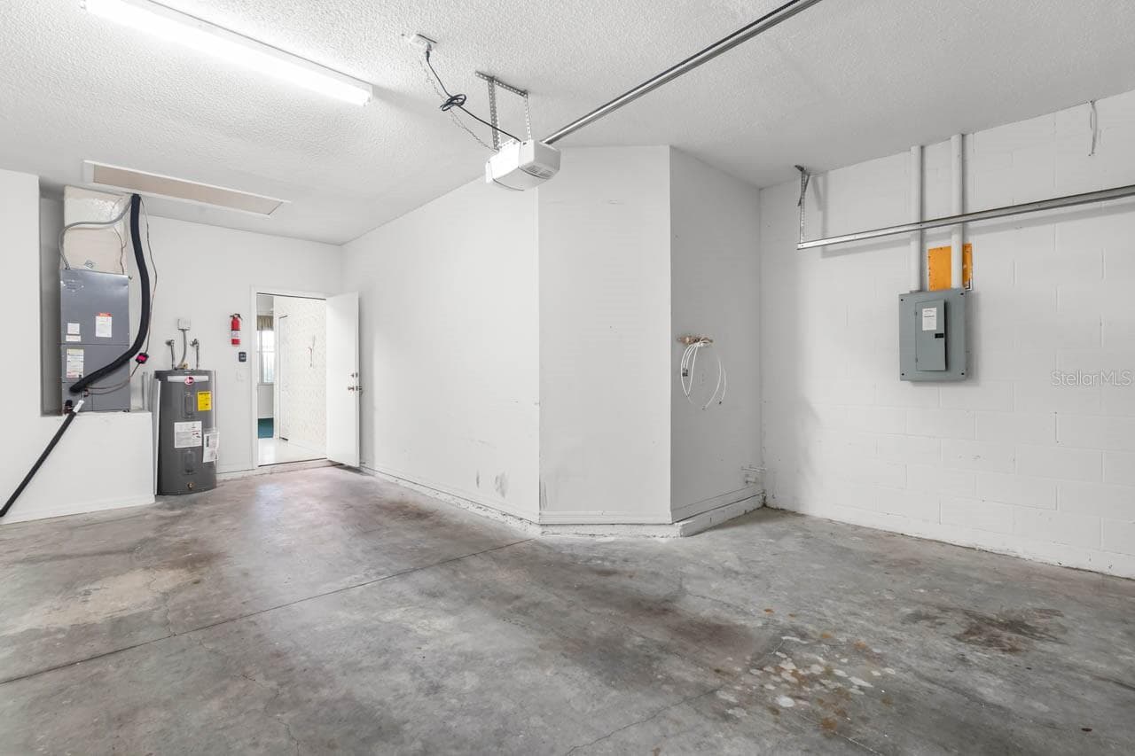 1 1/2 car garage - 2617 NEWCOMB CT, SUN CITY CENTER