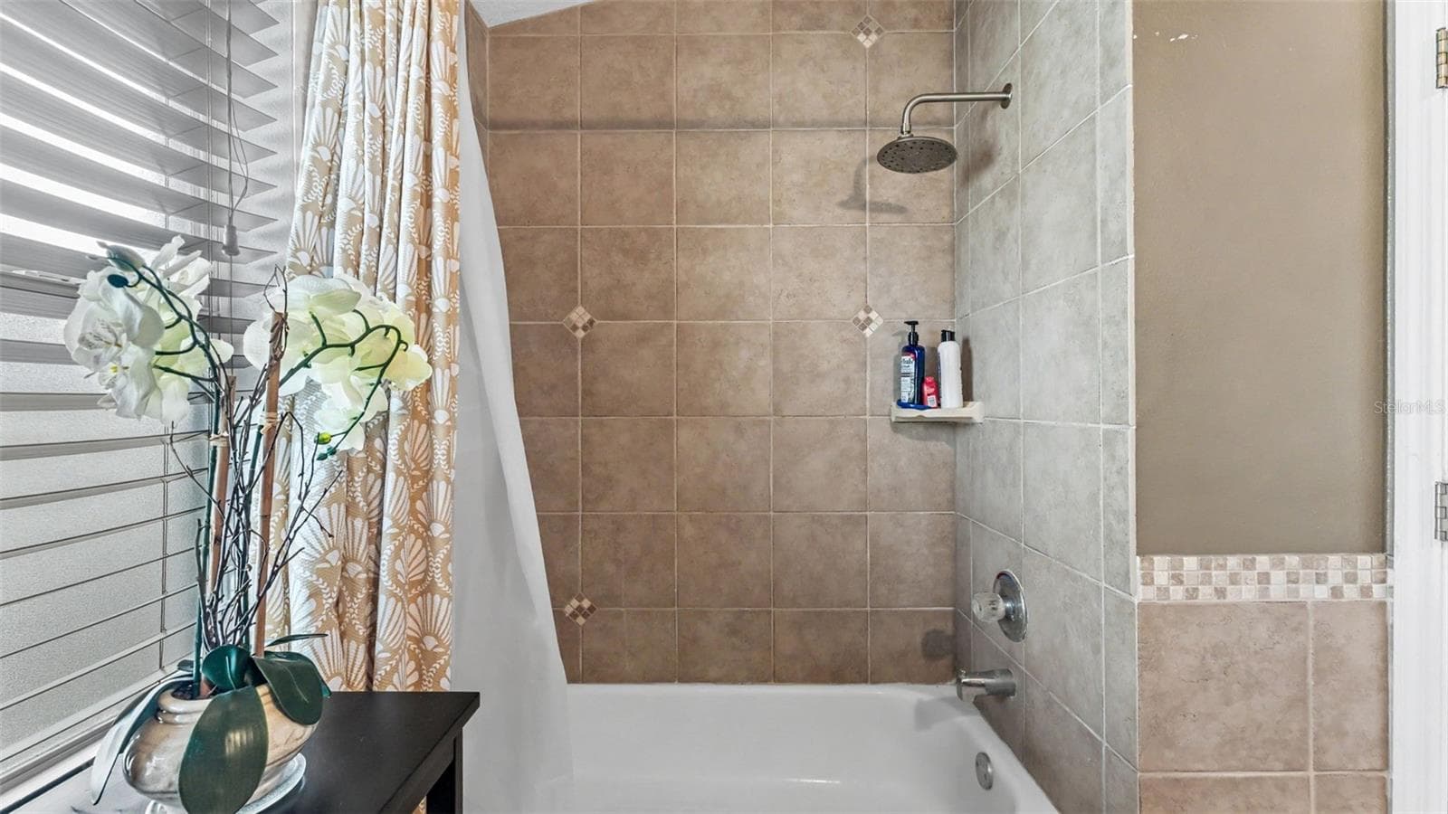 Guest Bath - 126 KING GEORGE DR, DAVENPORT