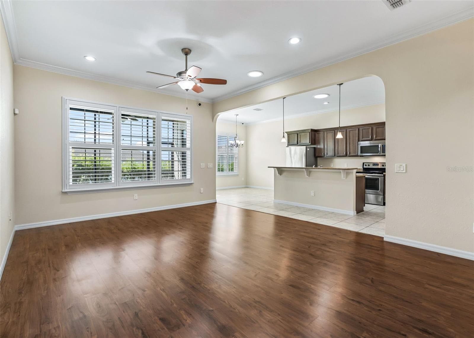 Living area w/Crown molding & Laminate flooring - 11252 SE 170TH PL, SUMMERFIELD