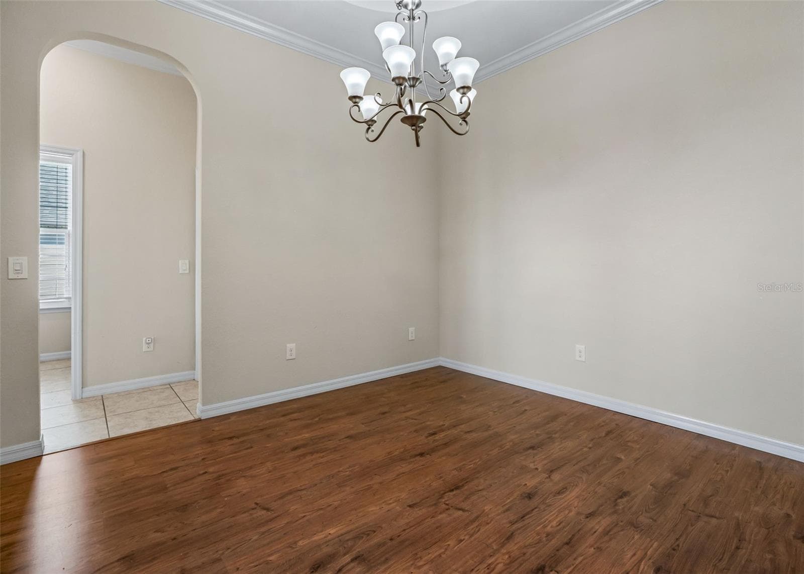 Dining area w/Crown molding & Laminate flooring - 11252 SE 170TH PL, SUMMERFIELD