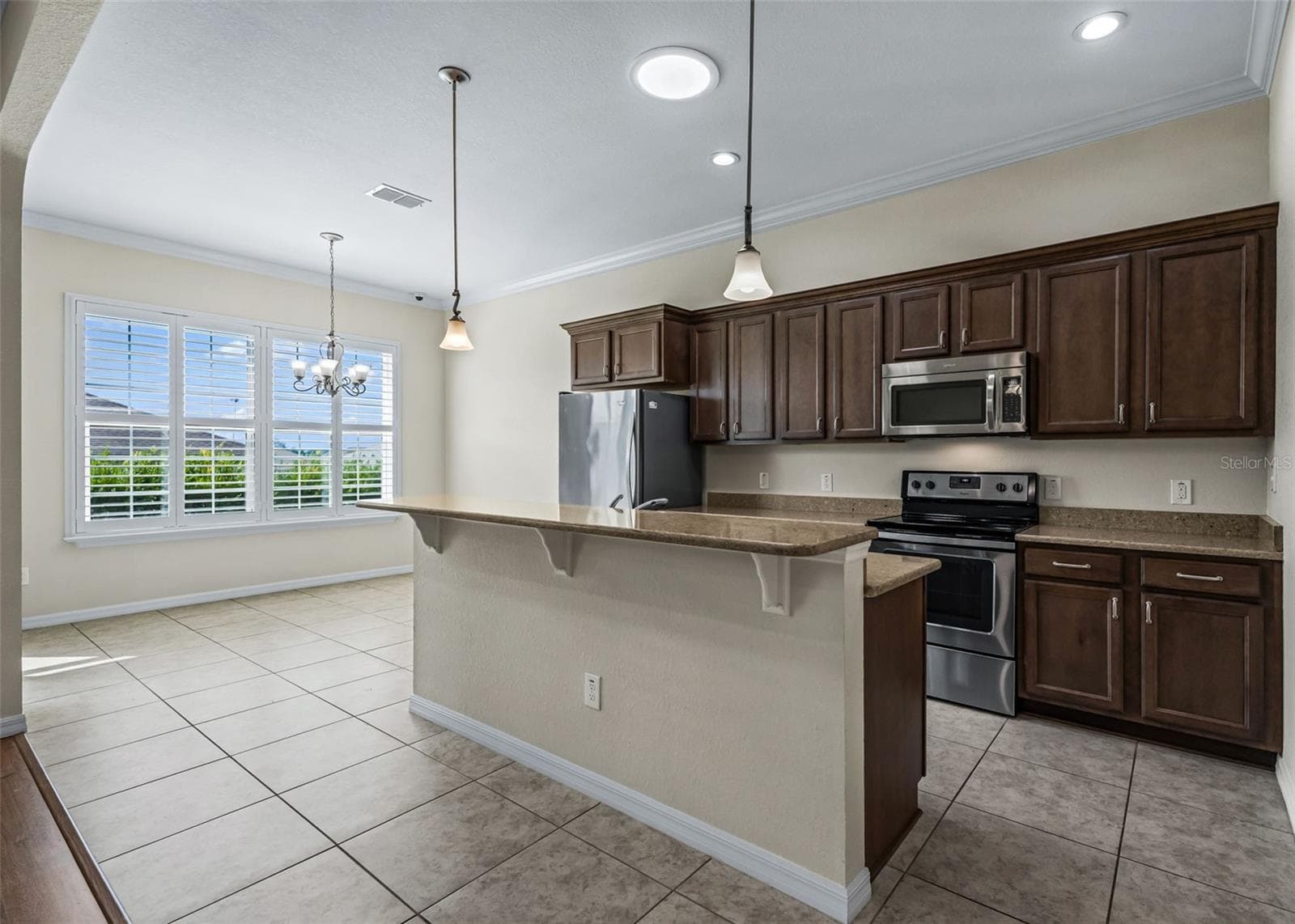 Open Kitchen w/Generous Breakfast bar & Crown molding - 11252 SE 170TH PL, SUMMERFIELD