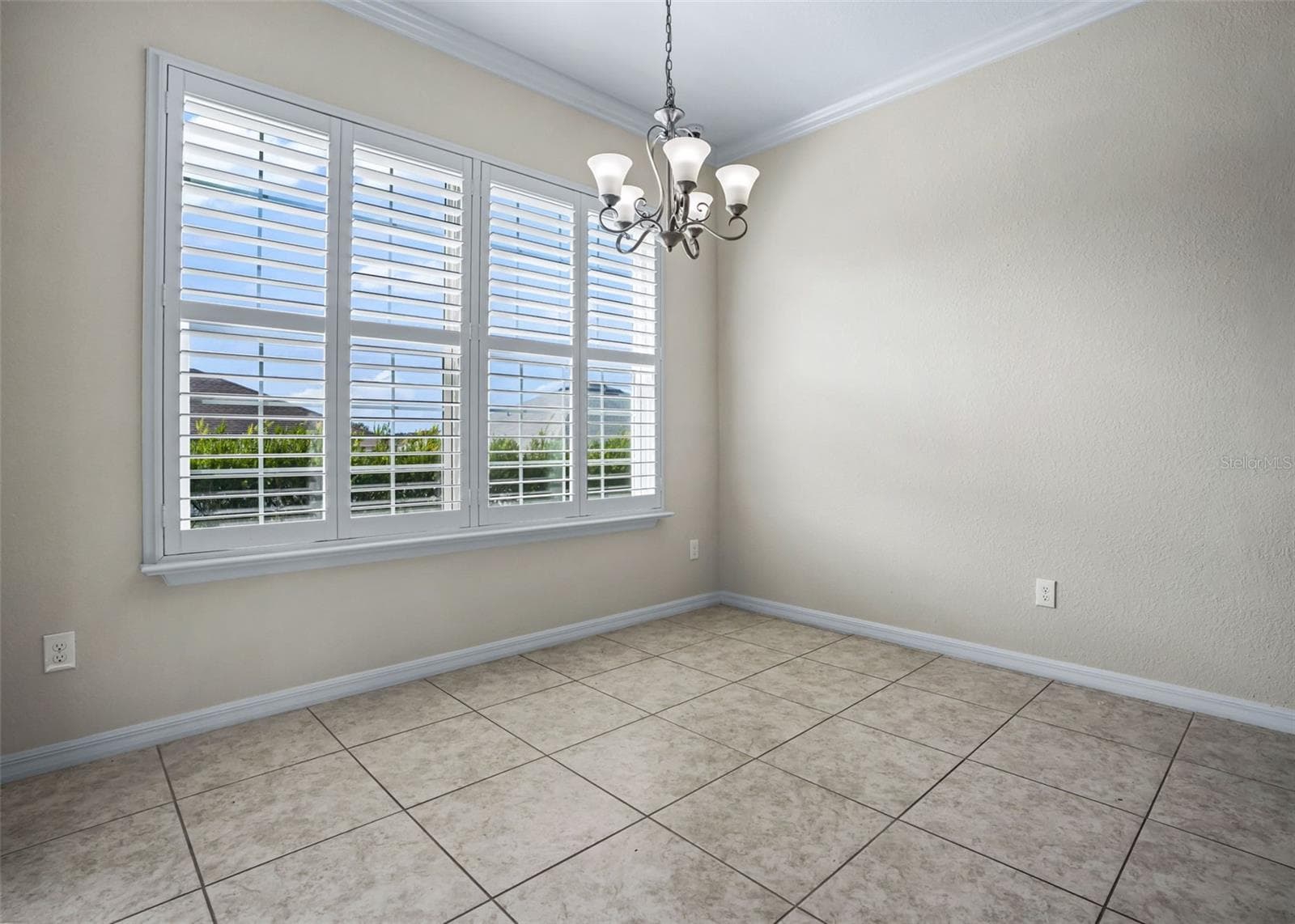 Eat in Area of Kitchen w/Upgraded light fixture - 11252 SE 170TH PL, SUMMERFIELD