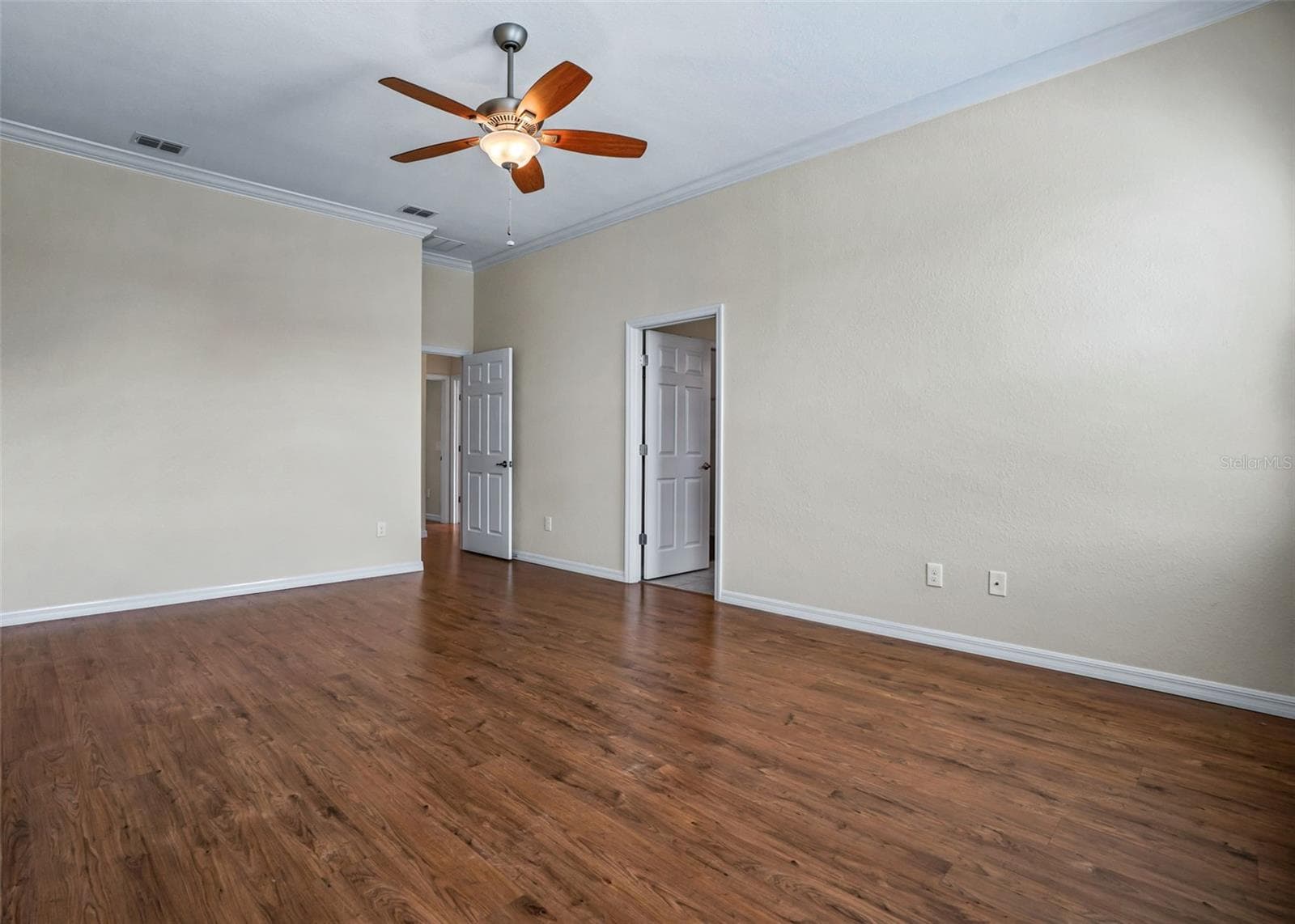 Primary Suite w/Crown Molding & Laminate flooring - 11252 SE 170TH PL, SUMMERFIELD