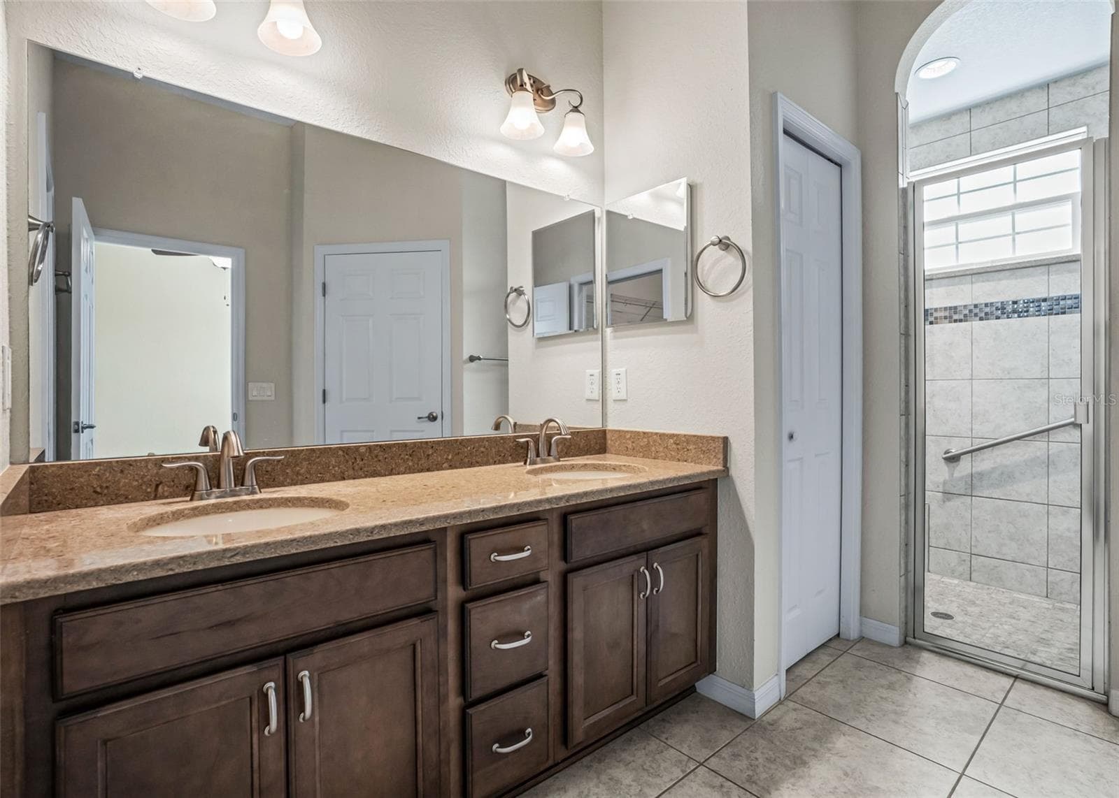 En suite w/2 sink vanity & private water closet - 11252 SE 170TH PL, SUMMERFIELD