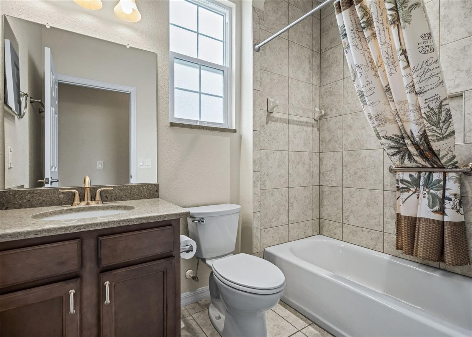 Guest bathroom w/Tiled Tub & Shower combination - 11252 SE 170TH PL, SUMMERFIELD