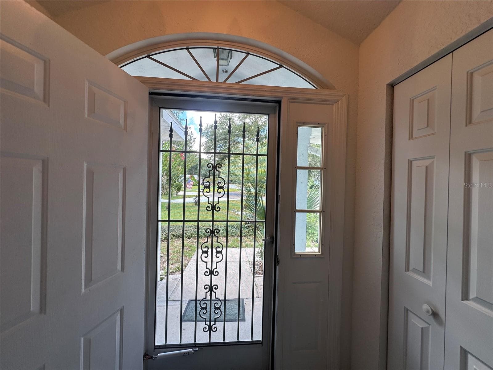 Front entry has screen door - 10816 SW 83RD AVE, OCALA