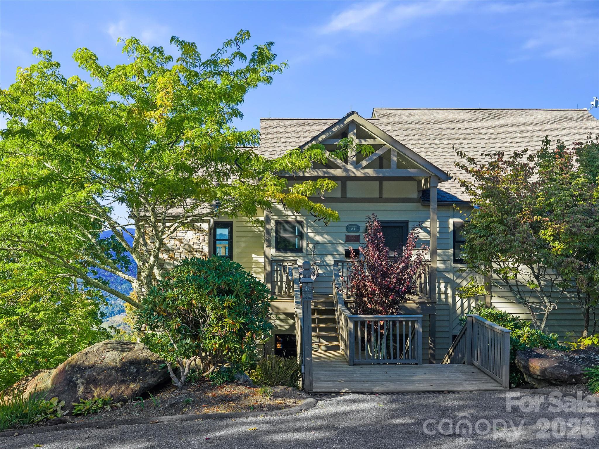 Easy entry and parking - 80 Slickrock Road, Burnsville