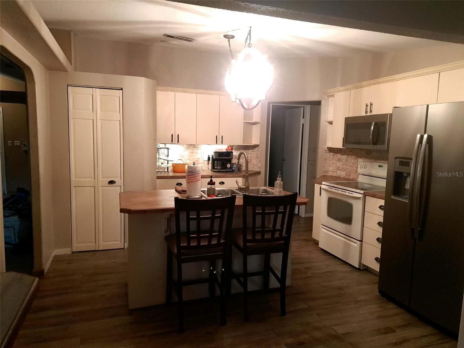 Kitchen with island - 1933 SE 155TH ST, SUMMERFIELD