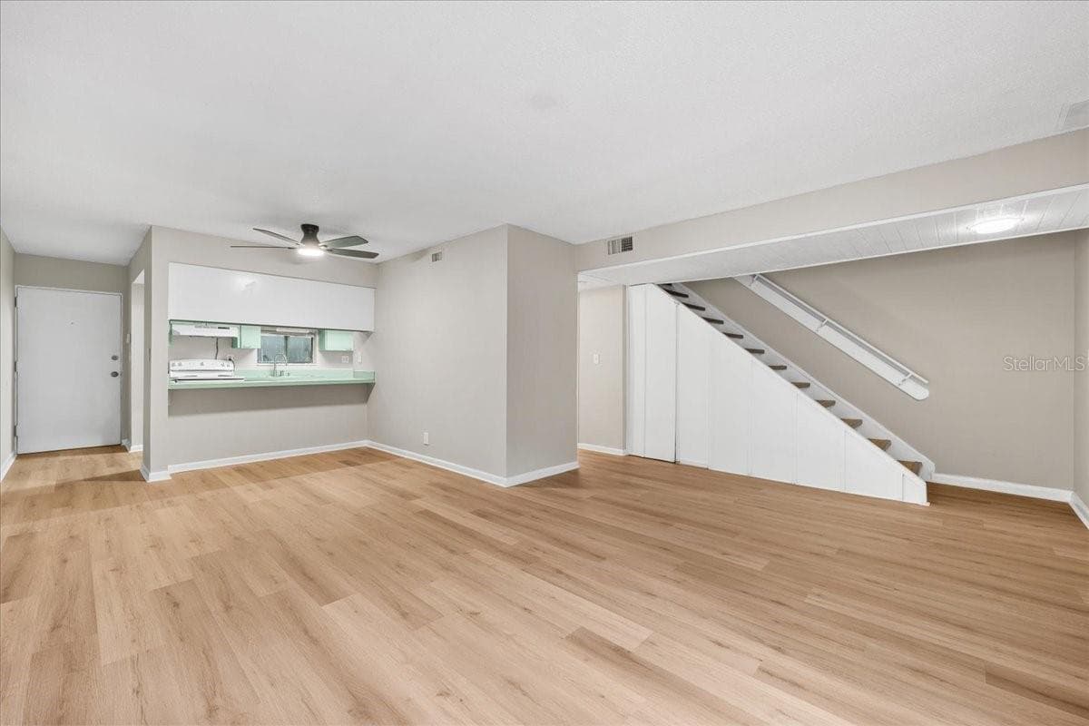 Townhouse at 7903 CEDAR DR, TEMPLE TERRACE, photo 5 of 33