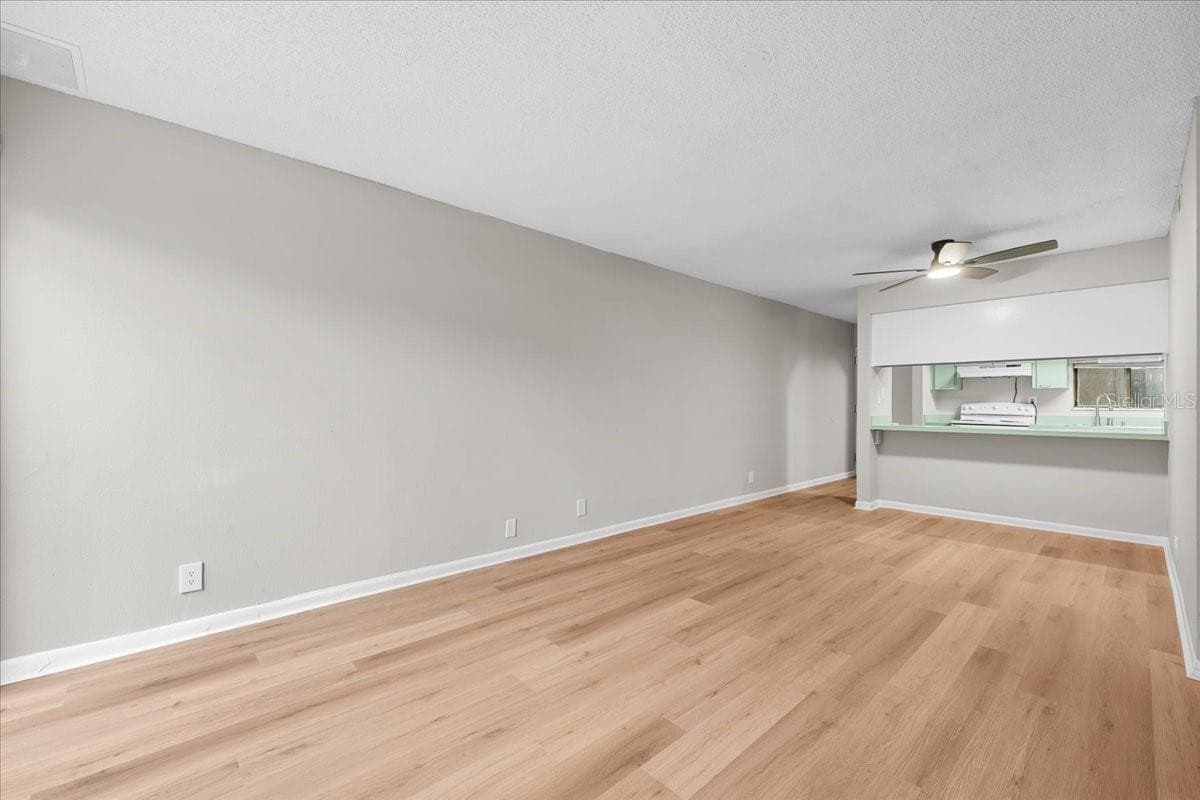 Townhouse at 7903 CEDAR DR, TEMPLE TERRACE, photo 6 of 33