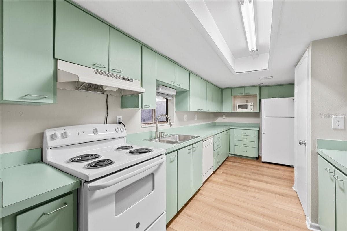 Townhouse at 7903 CEDAR DR, TEMPLE TERRACE, photo 10 of 33