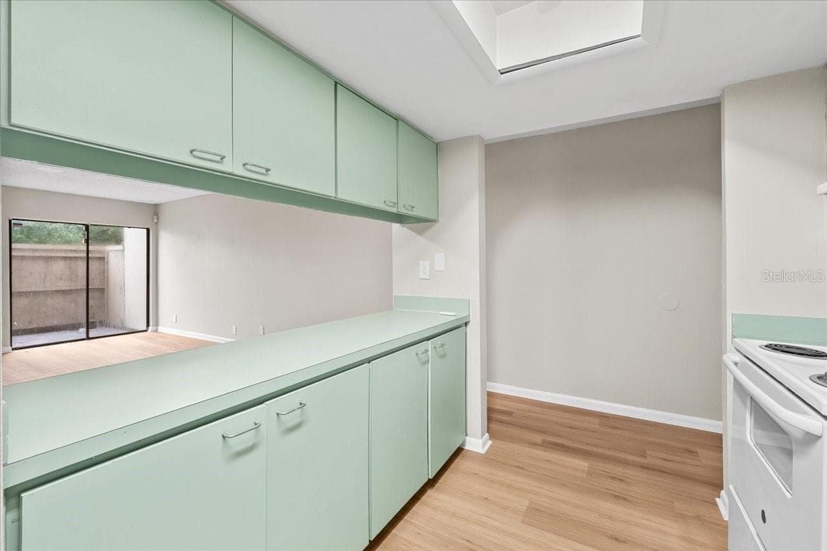Townhouse at 7903 CEDAR DR, TEMPLE TERRACE, photo 13 of 33