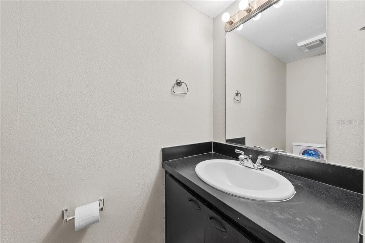 Townhouse at 7903 CEDAR DR, TEMPLE TERRACE, photo 16 of 33
