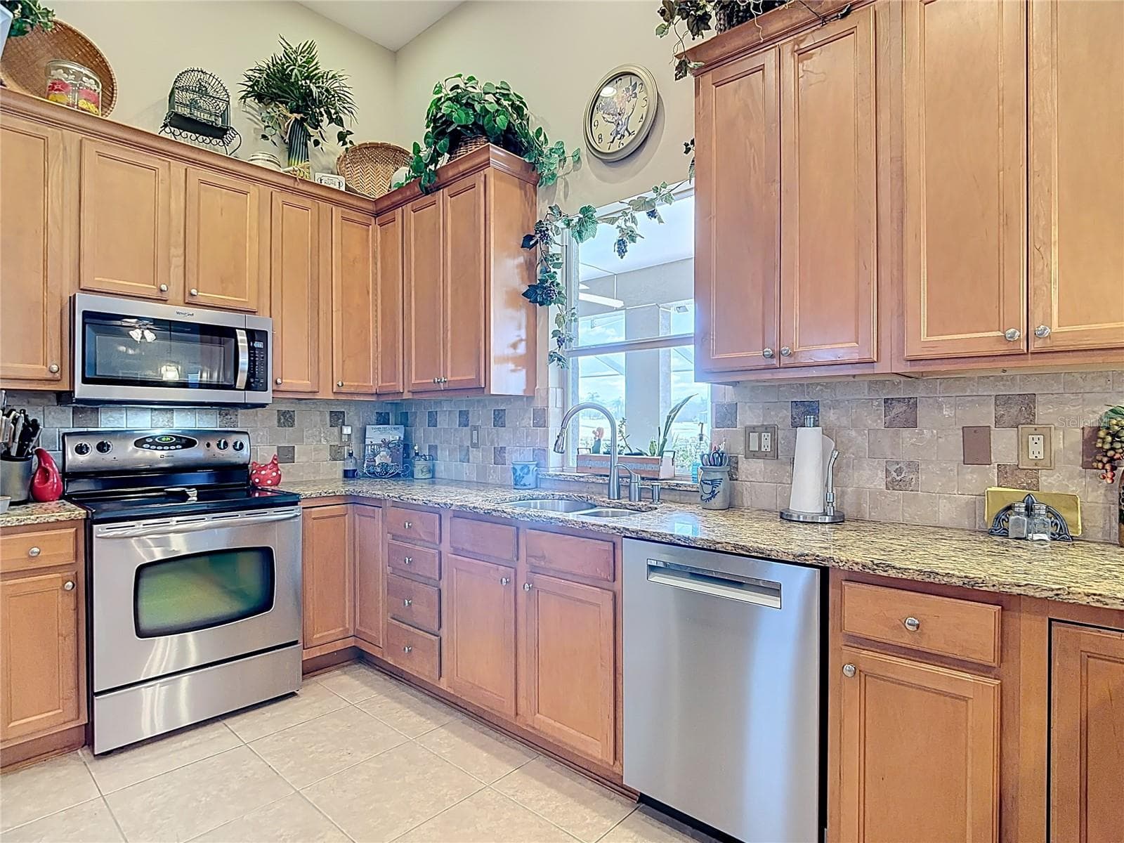 Kitchen features granite counters & wood cabinets - 455 OSPREY LANDING WAY, LAKELAND