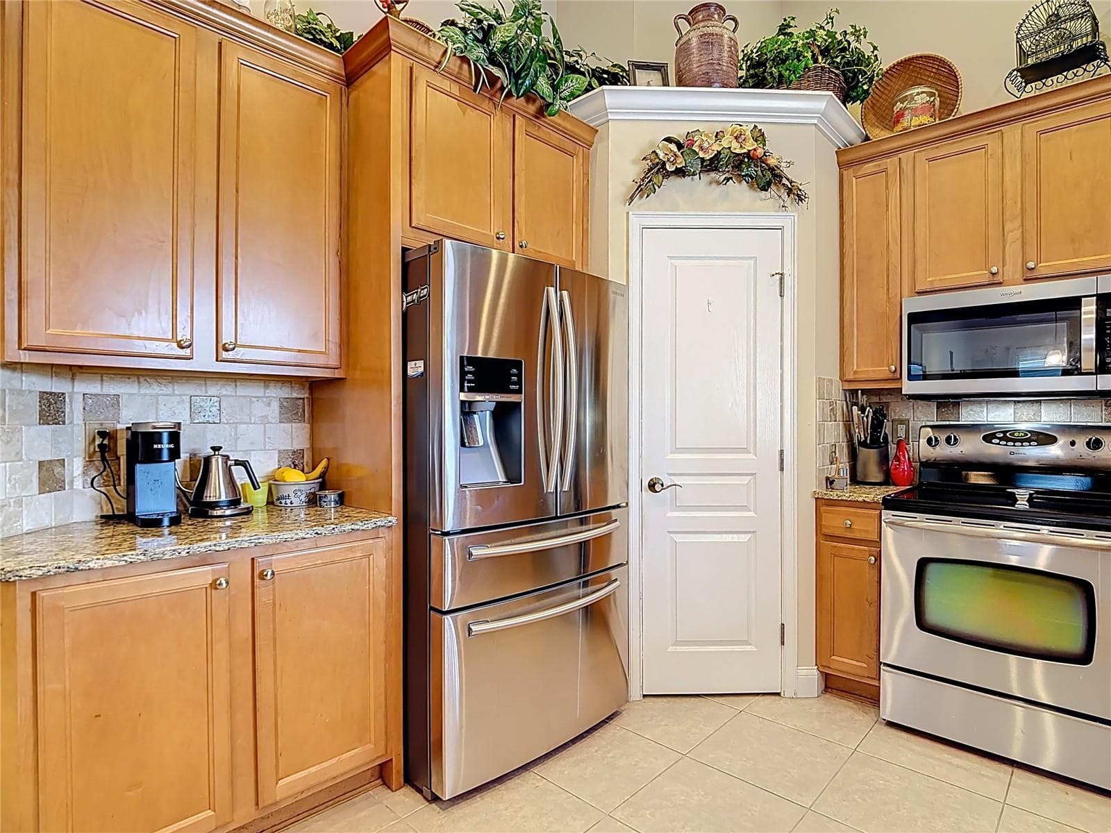 Stainless appliances and a pantry - 455 OSPREY LANDING WAY, LAKELAND