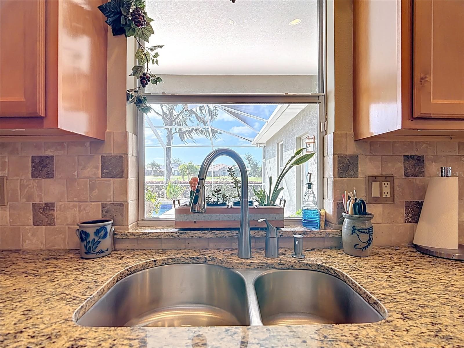 Kitchen pass thru to pool - 455 OSPREY LANDING WAY, LAKELAND