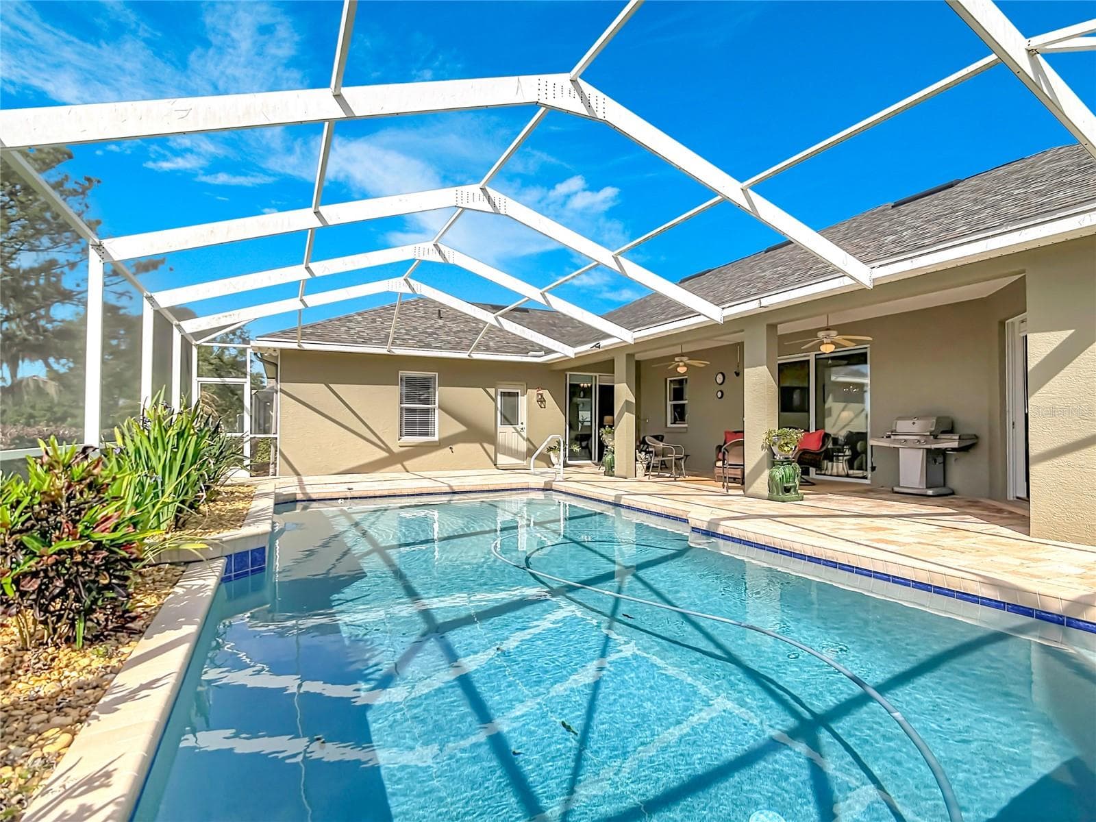 Sparkling Pool recently resurfaced - 455 OSPREY LANDING WAY, LAKELAND