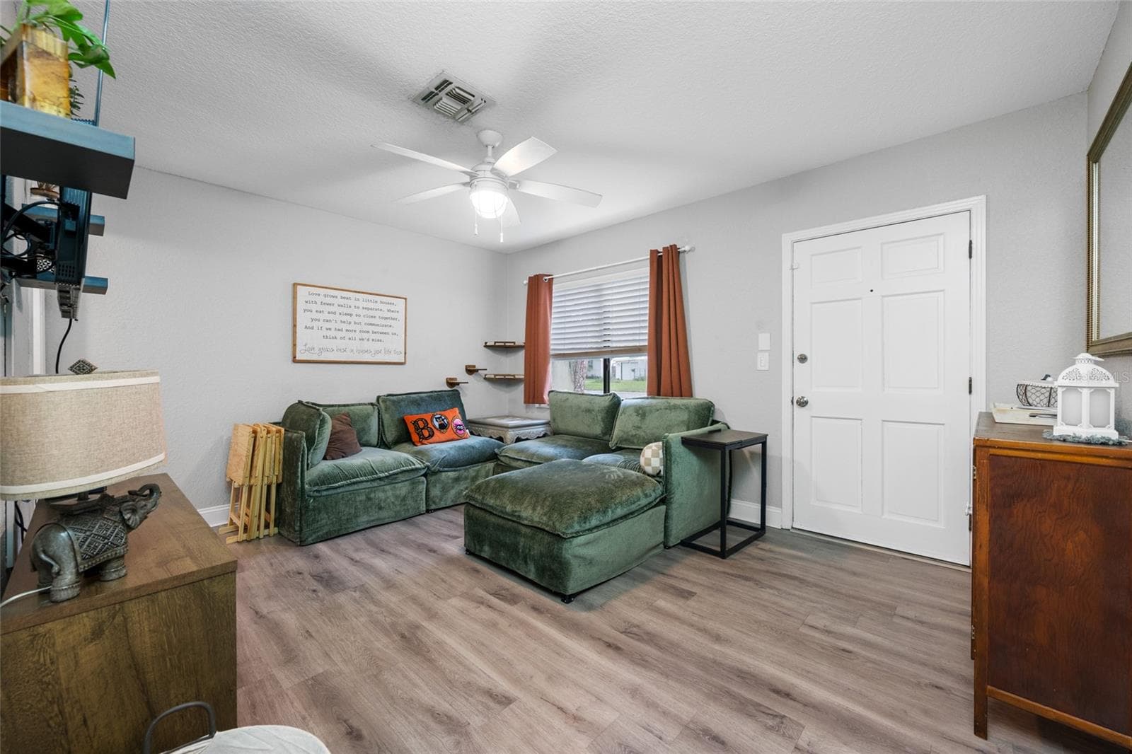 Single Family Residence at 1520 NORFOLK ST N, ST PETERSBURG, photo 3 of 24