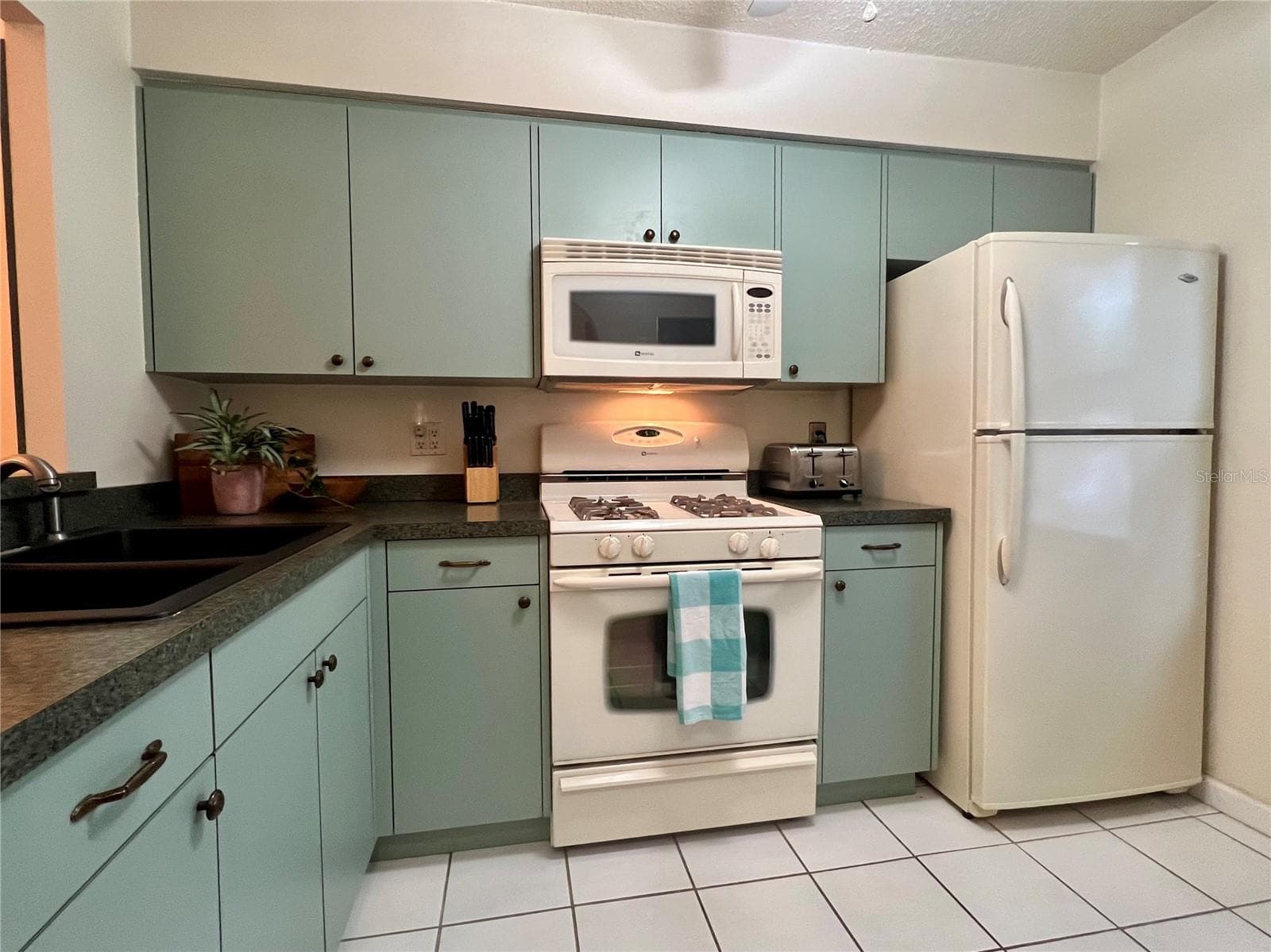 Villa at 1286 MISSION HILLS BLVD, CLEARWATER, photo 2 of 23