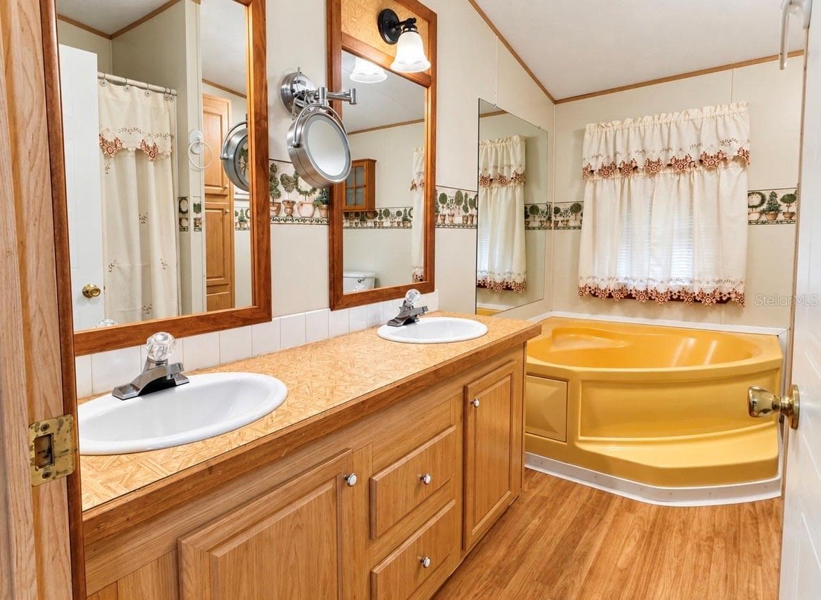 Manufactured Home at 8335 MITCHALL DR, LAKELAND, photo 19 of 25