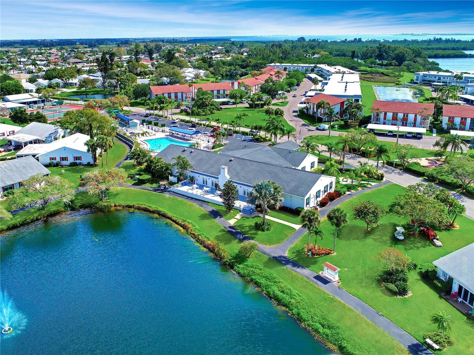 Aerial of Mt Vernon clubhouse on the lake - 4605 LEXINGTON CIR, BRADENTON