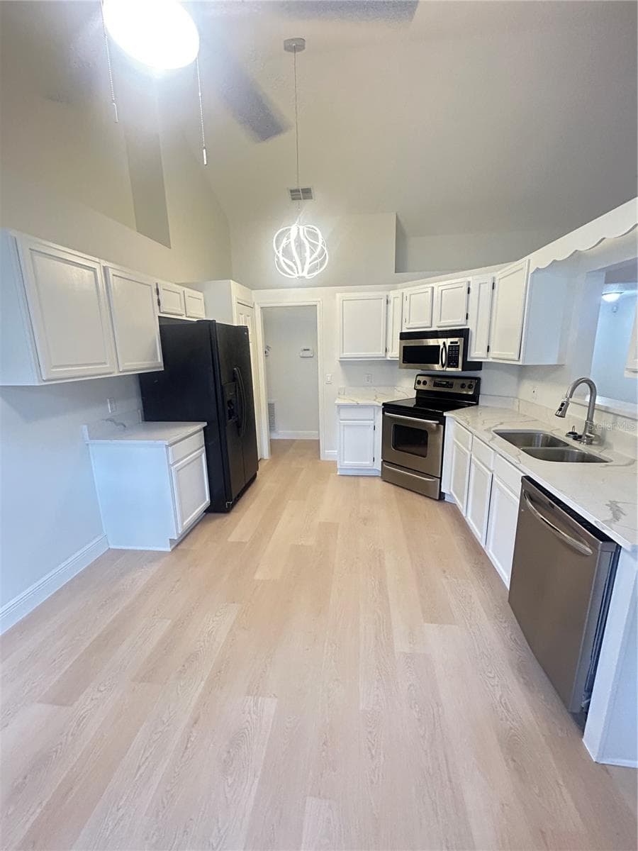 KITCHEN - 1901 KNOLTON AVE, ORANGE CITY