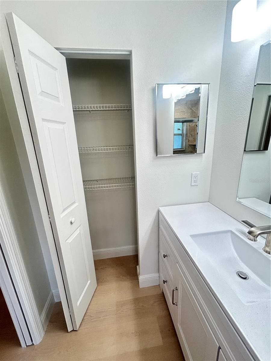 PRIMARY BATH W LINEN CLOSET - 1901 KNOLTON AVE, ORANGE CITY