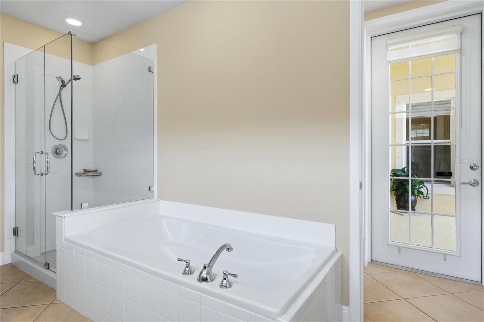 Single Family Residence at 23901 WAVERLY CIR, VENICE, photo 29 of 86