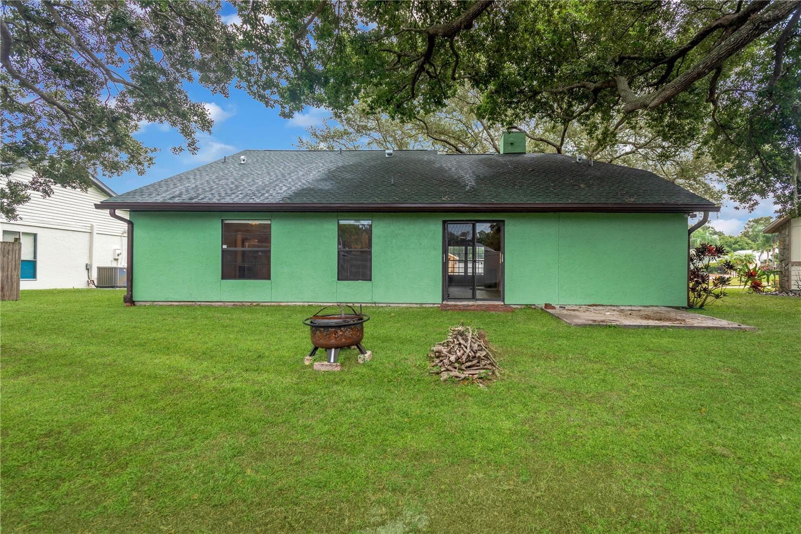 Level Backyard with firepit, ready for those cool Fall and Winter evenings - 5546 34TH CT E, BRADENTON