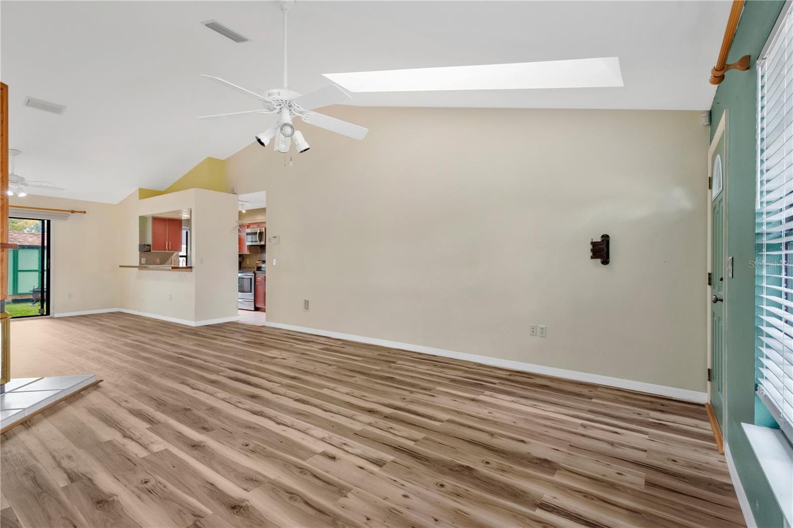 Living Room with skylights, ceiling fan and lofted ceilings. - 5546 34TH CT E, BRADENTON