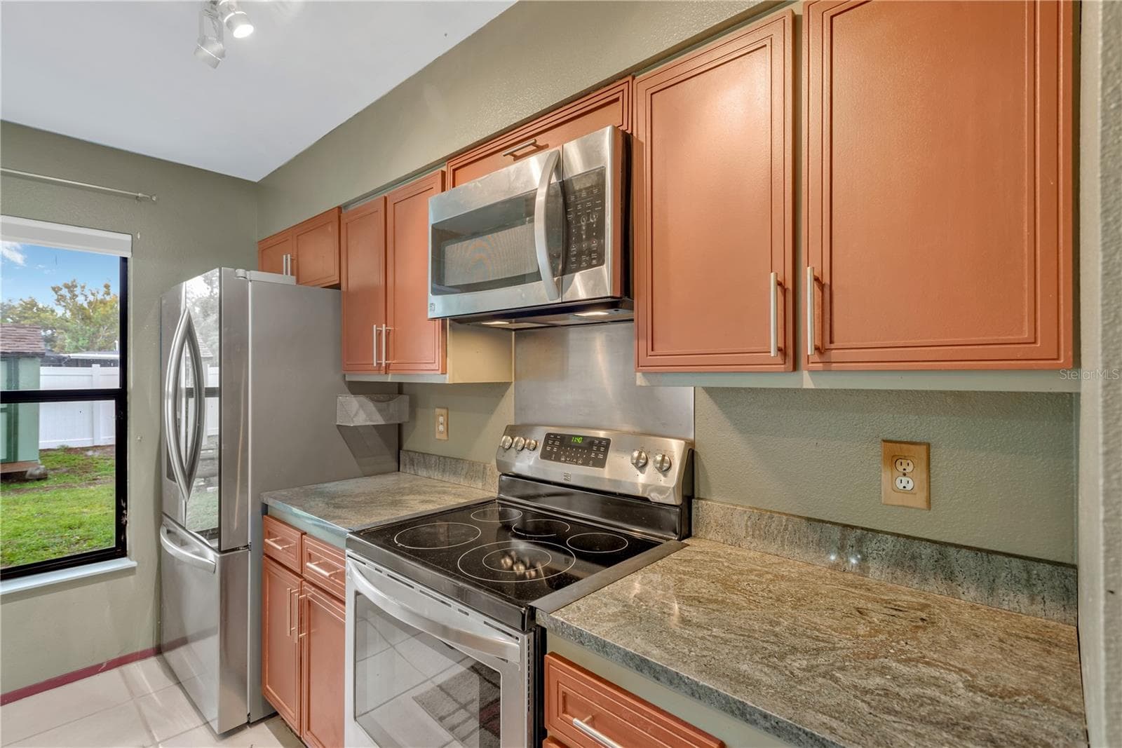 Kitchen with Stainless Steel Appliances, Ceramic Tile flooring and Granite countertops - 5546 34TH CT E, BRADENTON