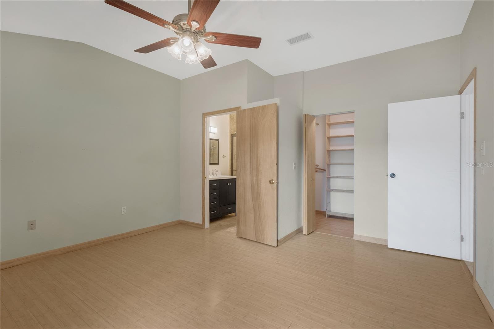 Primary Bedroom has Walk-in closet with Built-ins and an En-Suite Bathroom - 5546 34TH CT E, BRADENTON