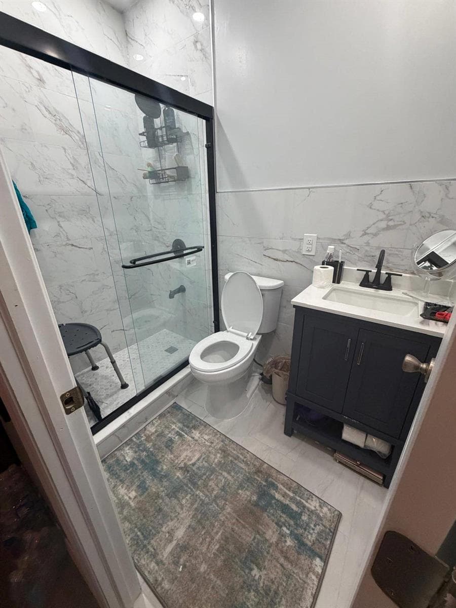 Guest room bathroom - 15549 GEMINI DR, MASCOTTE